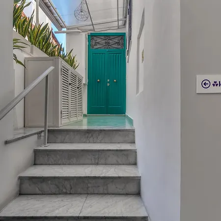 Bed & Breakfast Lovelia: Square Lovely *